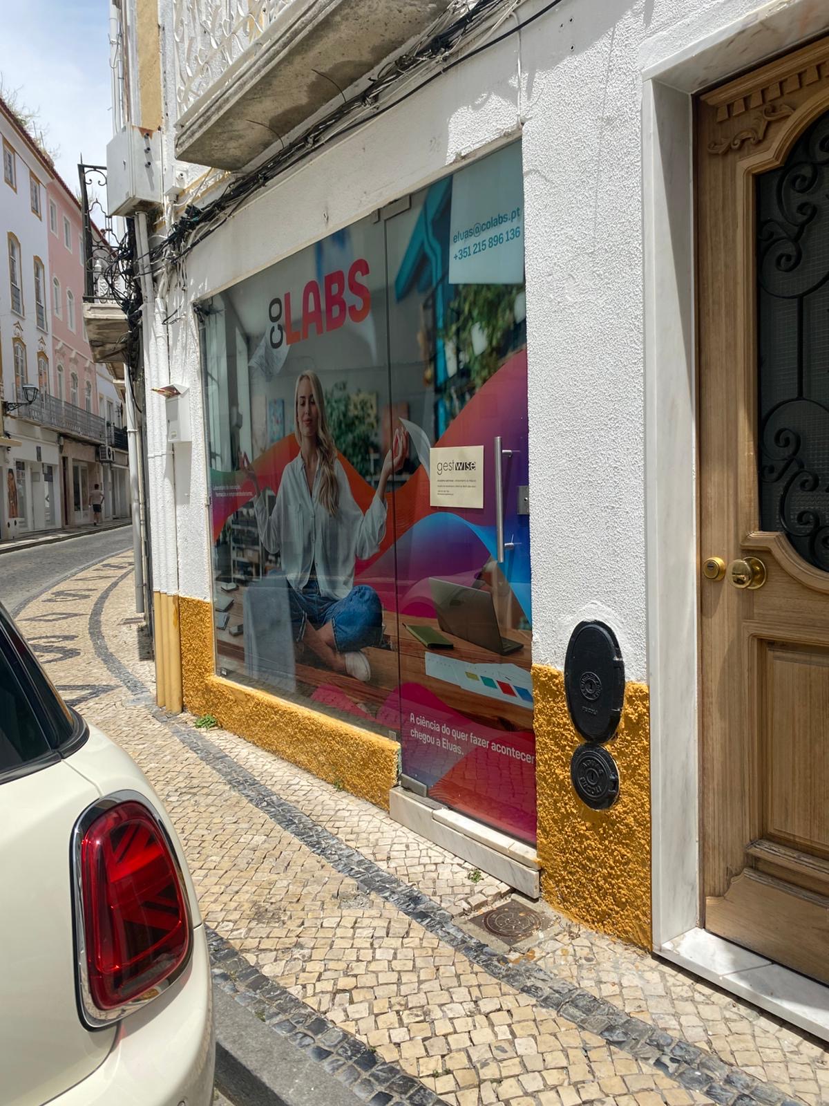 Montra do espaço coLABS em Elvas, com logótipo e contacto