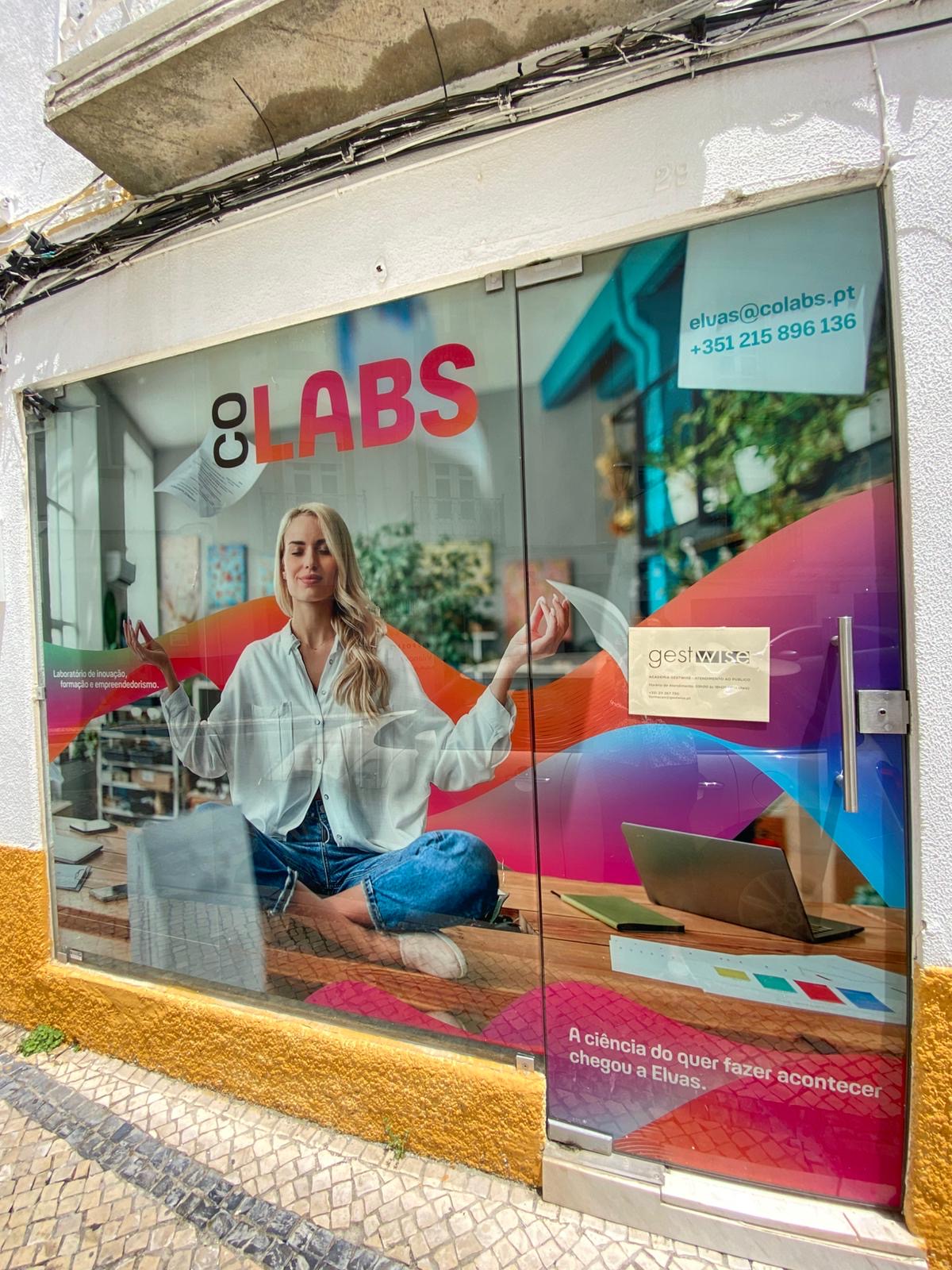 Vitrine do espaço coLABS em Elvas, com imagem de meditação e slogan